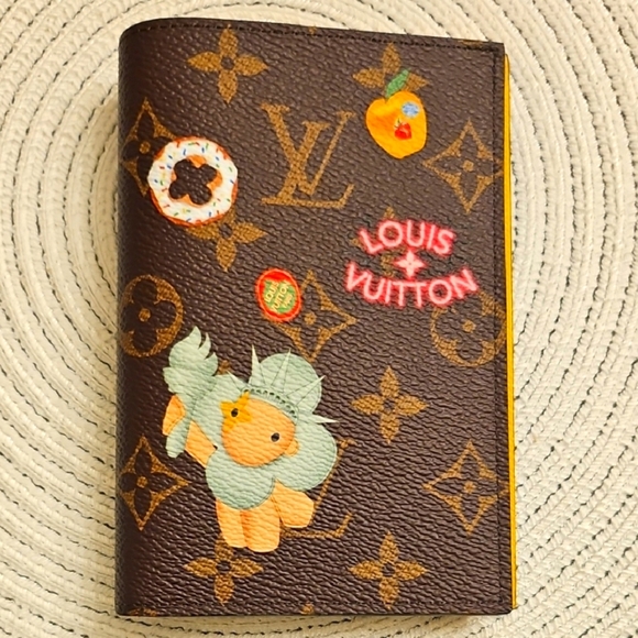 Louis Vuitton Vivienne Passport Holder – NYC 57th Street Exclusive – NIB - Picture 4 of 6